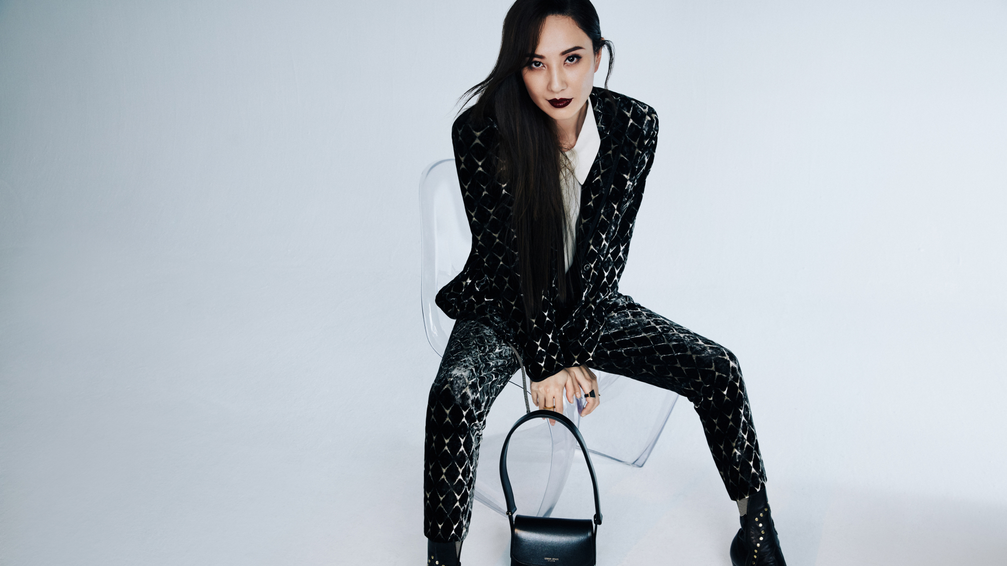 郑希怡化职场霸女妆黑长发配西装气场十足眼神犀利slay全场